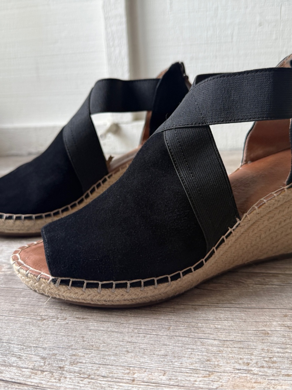 Gentle Souls by Kenneth Cole | Colleen Wedge Sandal | Black | Size 8